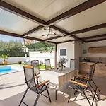 Vila Valetis *